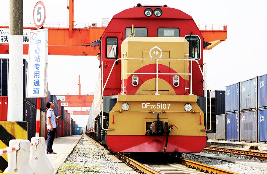 2014-08-30-首趟整車進(jìn)口班列抵達(dá)團(tuán)結(jié)村鐵路口岸，80輛奔馳、寶馬、大眾.jpg